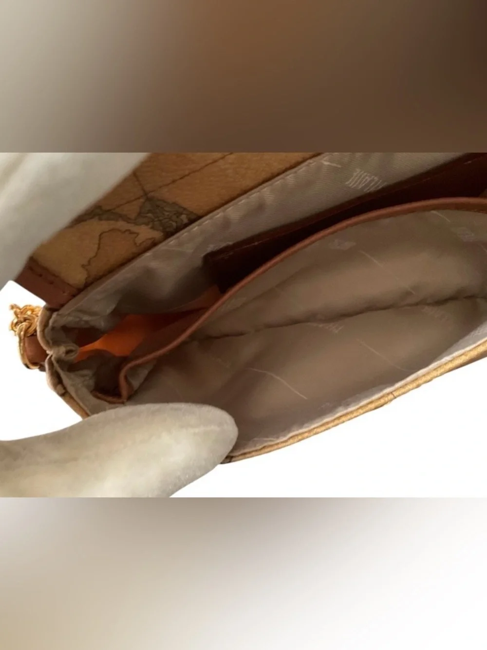 Prima Classe Geo Classic PRISTINE Crossbody NWOT ALVIERO MARTIN